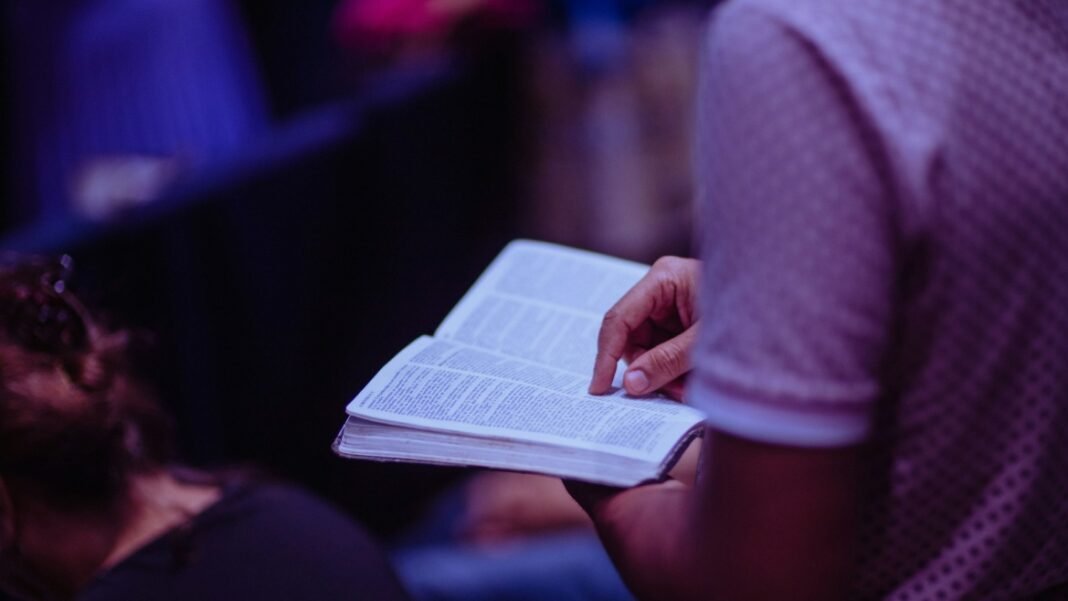 Grupo diverso de jovens adultos em um culto no Reino Unido