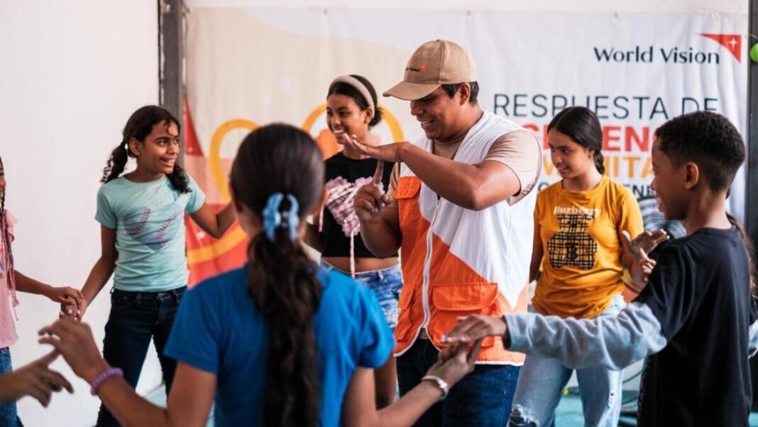 Criança recebendo apoio em abrigo temporário na Venezuela após terremoto
