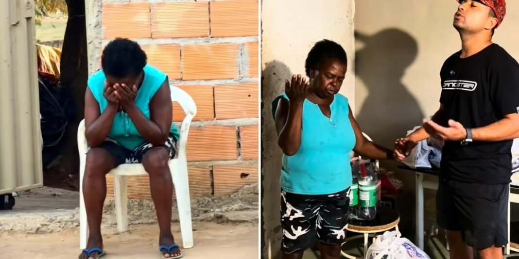 Influenciador entregando sacolas de compras para uma mulher em frente a uma casa.