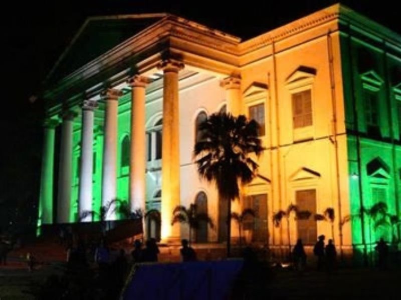 Fachada histórica do Serampore College na Índia.