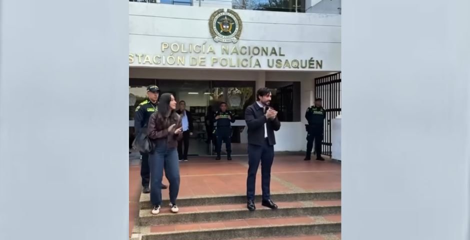 Samuel Adrián saindo da delegacia de polícia em Bogotá após ser libertado