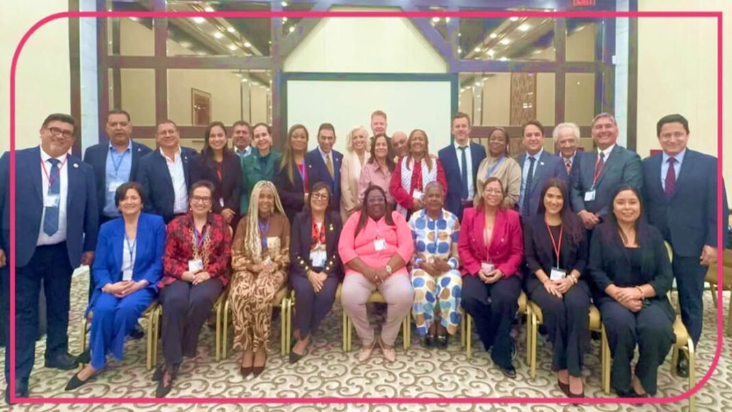 Delegados em reunião internacional discutindo políticas na ONU