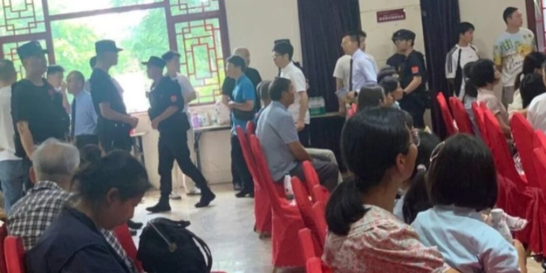 Fachada de delegacia na China representando o cenário de repressão a líderes religiosos