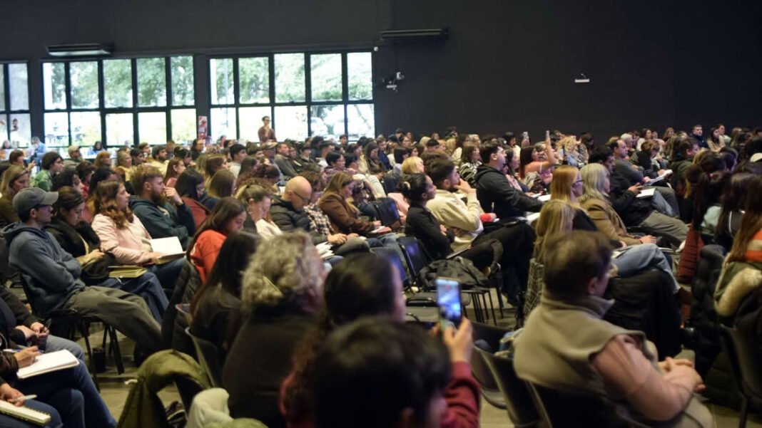 Participantes durante o 1º Congresso evangélico de Niñez, Adolescencia, Familia y Educación na Argentina.