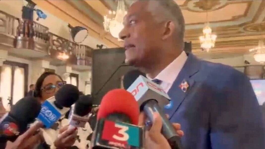 Líderes evangélicos em coletiva de imprensa na República Dominicana
