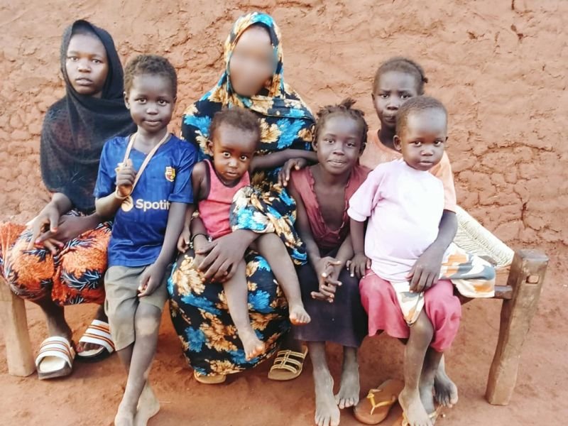 Mãe refugiada em campo de abrigo no Sudão do Sul