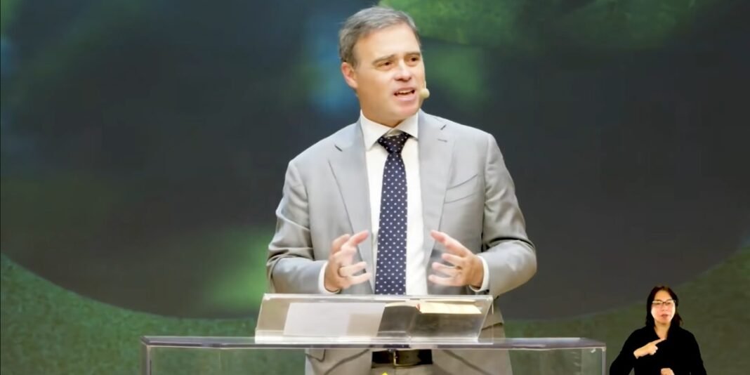 Ministro do STF André Mendonça pregando em culto religioso