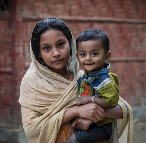 Refugiados rohingya vivendo em condições precárias em um acampamento no sudeste asiático.