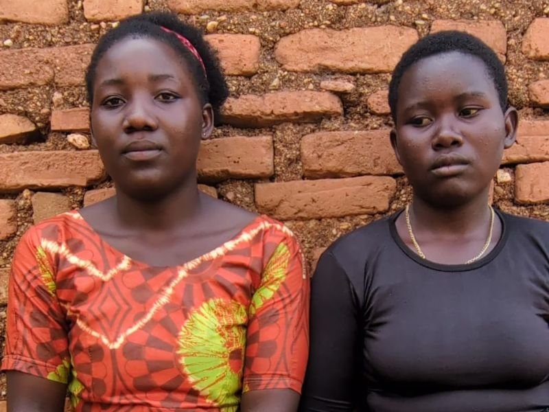 Ruínas de uma casa em Uganda após incêndio criminoso