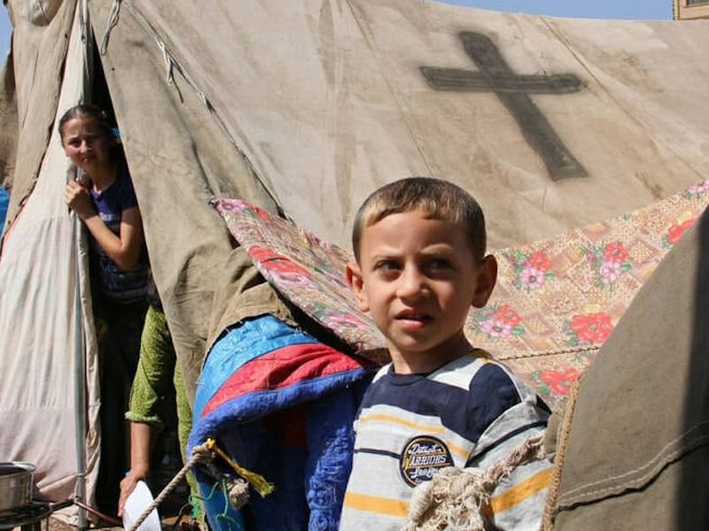 Silhueta de pessoa olhando através de grades simbolizando restrições de imigração