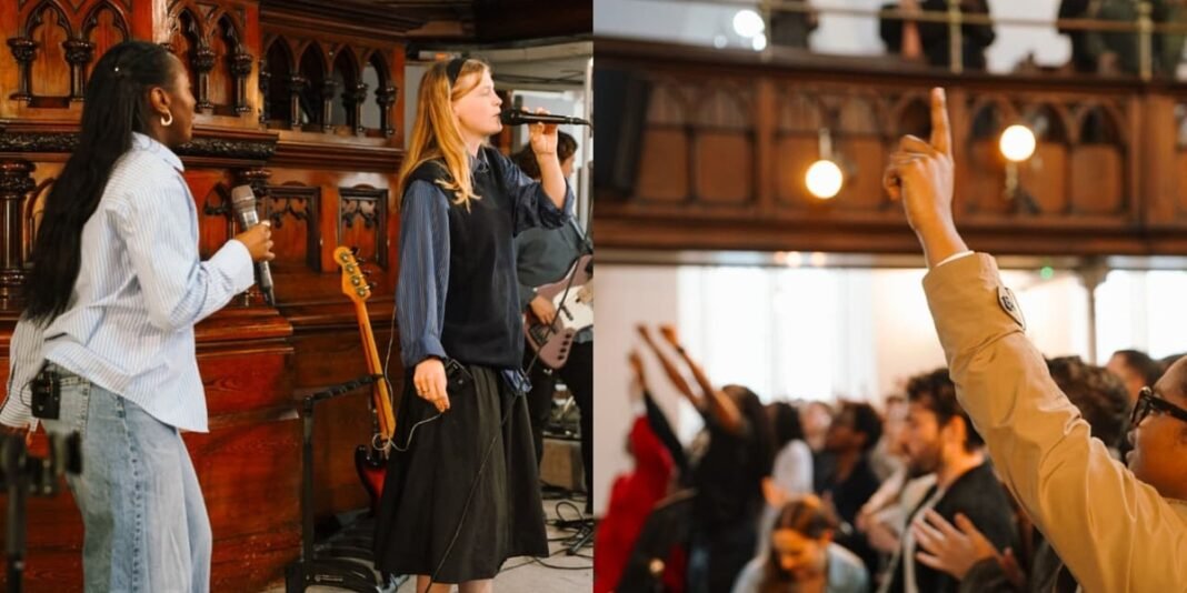 Grupo diversificado de jovens participando de uma celebração cristã em uma igreja no Reino Unido.