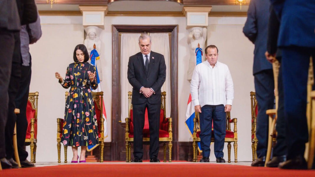Presidente Luis Abinader e a primeira dama Raquel Arbaje em encontro nacional de oração no Palácio Nacional