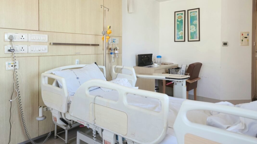 Fachada de um hospital holandês representativo de instalações médicas.