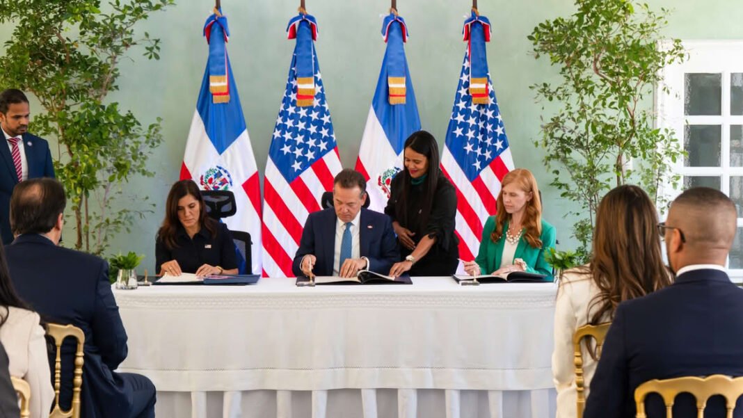 Autoridades assinando acordo do Consenso de Genebra na República Dominicana.
