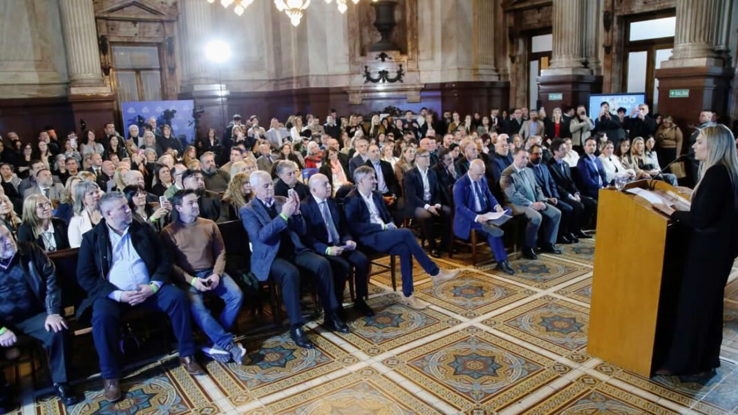 Senadora Nadia Márquez discursando em evento solene no Senado argentino