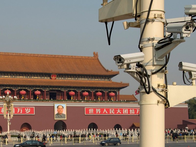 Senadores americanos discursando em Washington sobre resoluções relacionadas à China.