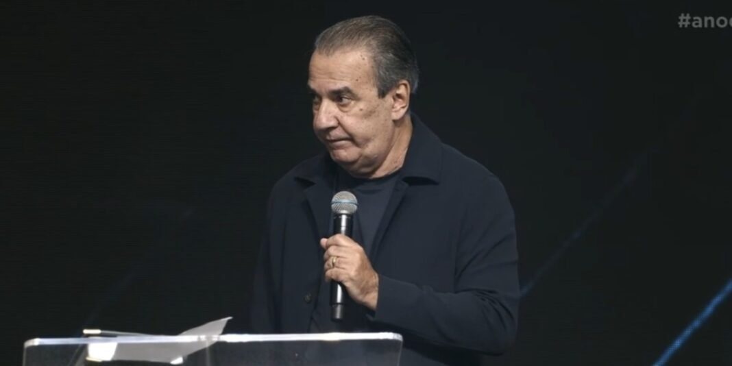 Pastor Silas Malafaia discursando em um culto religioso