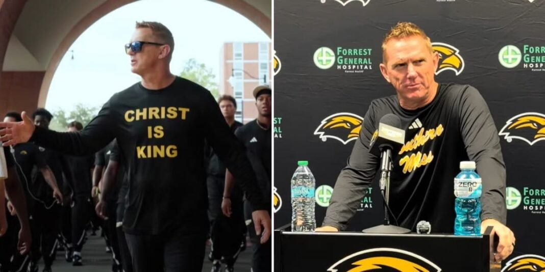 Técnico Blake Anderson vestindo camisa com frase Cristã
