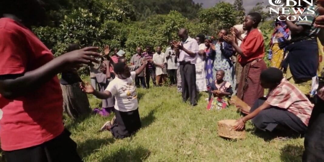 Membros da tribo Batwa em Uganda reunidos em projeto missionário