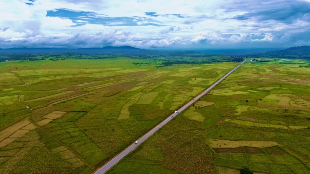 Paisagem de uma vila na região de Plateau, na Nigéria, simbolizando a tensão na área