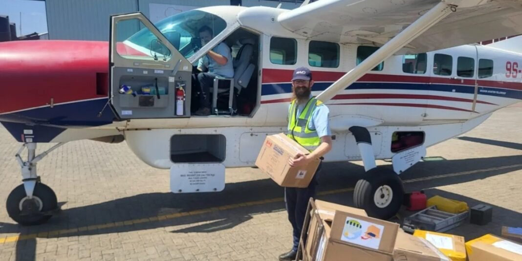 Voluntário distribui Bíblias em áudio movidas a energia solar para famílias no Congo