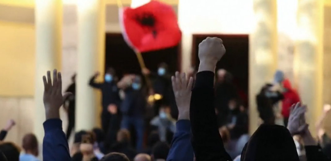 Protestos violentos nas ruas de Tirana, Albânia.