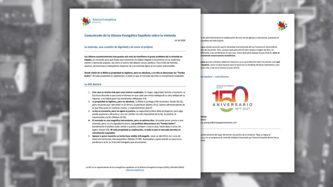 Grupo de pessoas reunidas em um centro comunitário discutindo projetos de apoio habitacional.