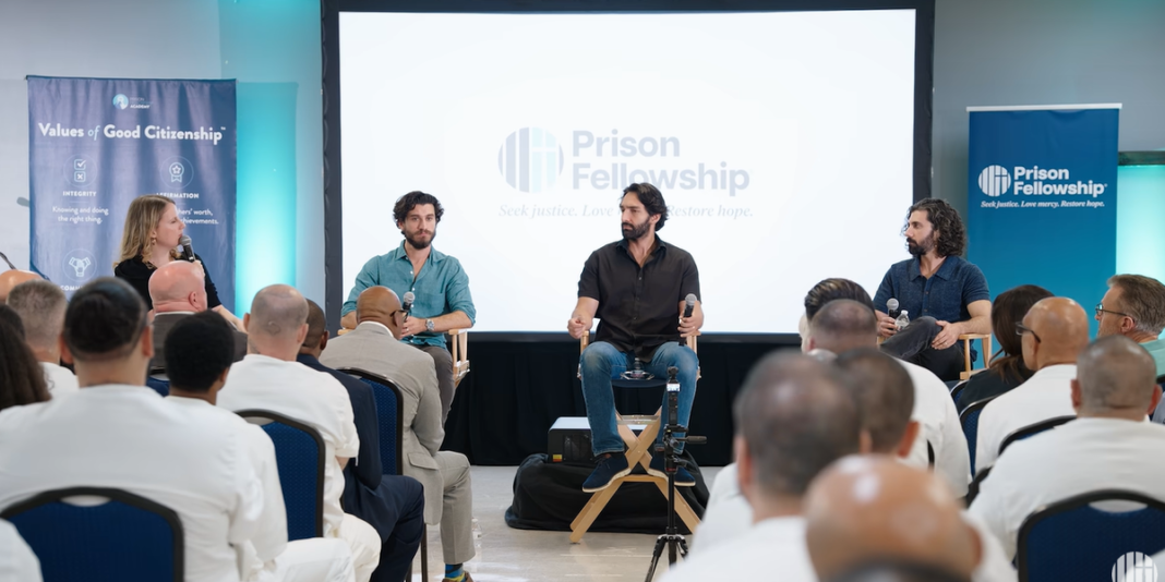 Atores da série The Chosen conversam com detentos em uma ação evangelística em prisão no Texas.