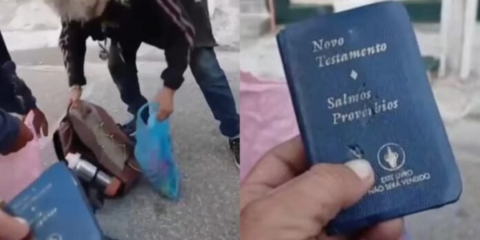 Bíblia de bolso perfurada após proteger homem de facada em assalto
