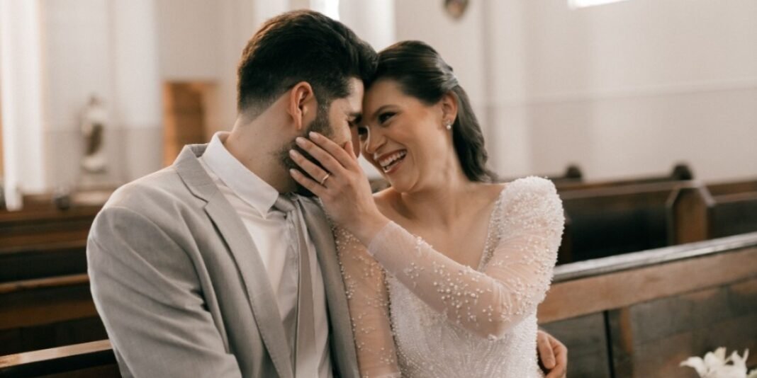 Casal de mãos dadas simbolizando união e estabilidade
