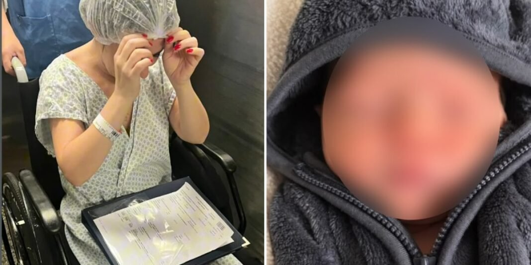 Casal segurando seu bebê recém-nascido no hospital