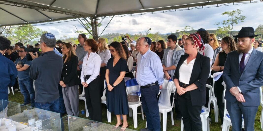 Cerimônia de homenagem às vítimas do 7 de outubro no Cemitério Israelita do Embu.