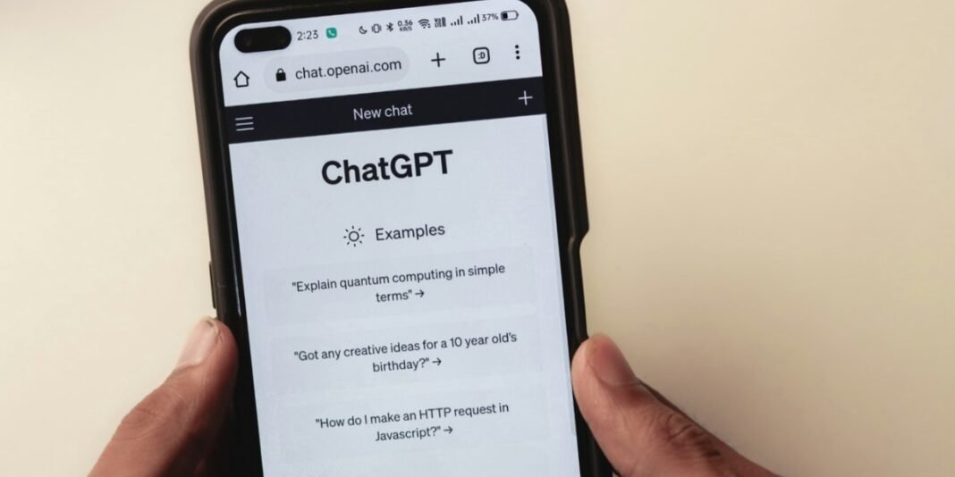 Smartphone exibindo interface de inteligência artificial com temática de busca por conhecimento