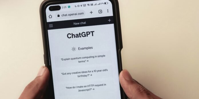 Smartphone exibindo interface de inteligência artificial com temática de busca por conhecimento