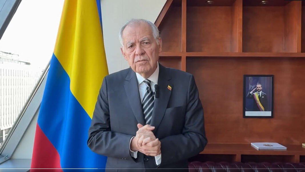 Embaixador Alejandro Ordóñez Maldonado durante a assinatura da adesão da Colômbia ao Consenso de Ginebra