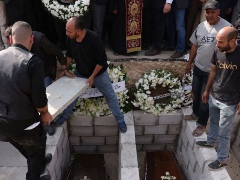 Multidão reunida em frente à igreja na Jordânia para o funeral das vítimas do ataque.