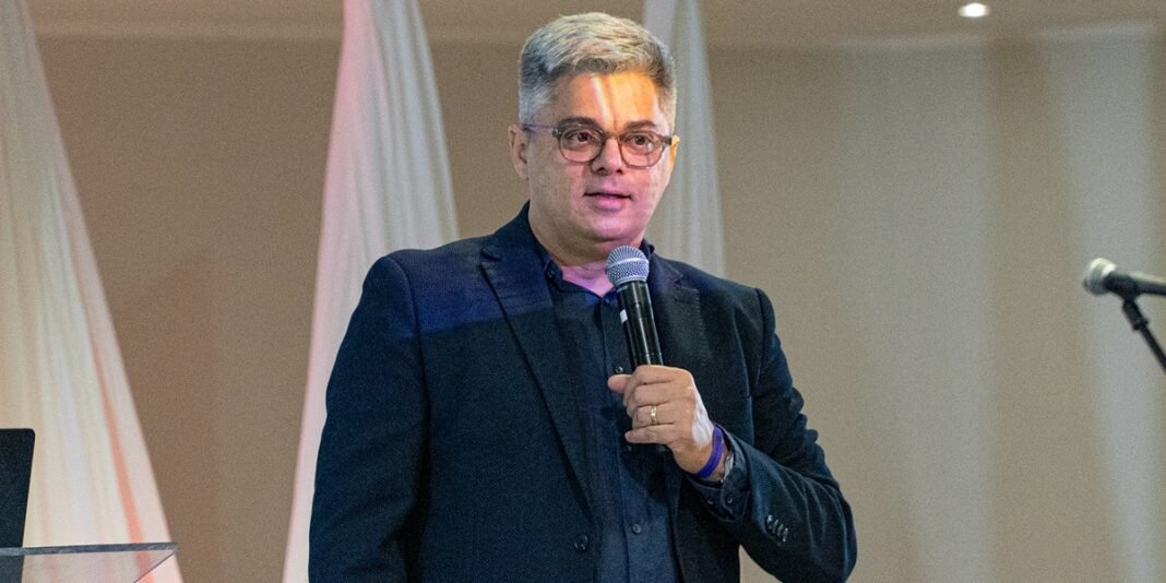 Pastor palestrando na conferência Missão Reversa na Itália