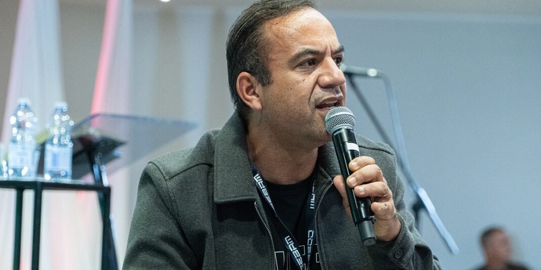 Pastor Henrique Freitas pregando durante a conferência Missão Reversa na Itália
