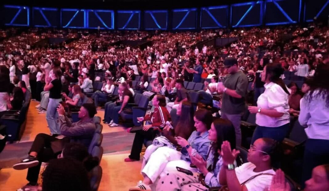 Jovens participando da Revival Conference 2026 em Santo Domingo