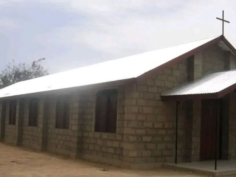 Interior de uma igreja humilde em Rumbek, Sudão do Sul, durante um período de crise e incerteza.