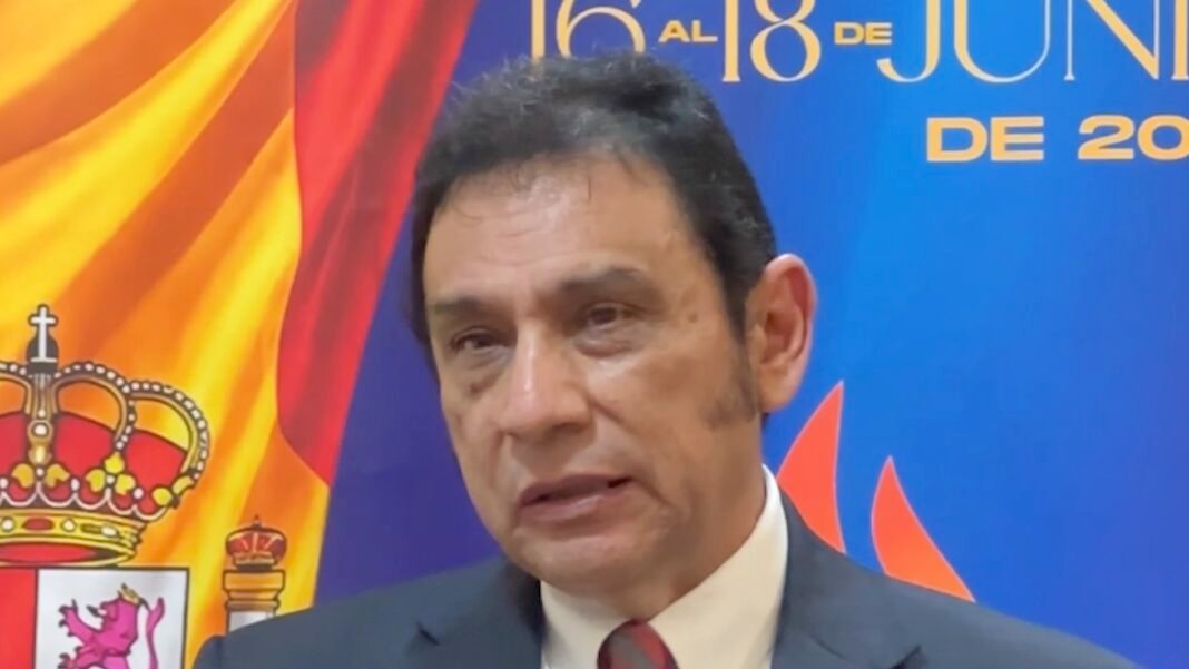 Aarón Lara discursando em evento do Congresso Ibero-Americano para a Vida e a Família