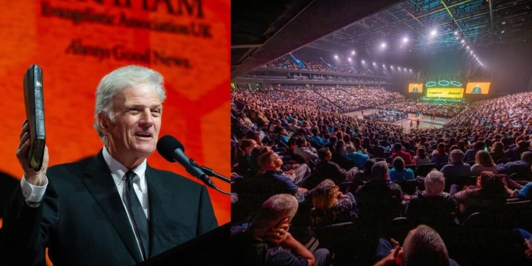 Multidão na arena Co-op Live durante cruzada de Franklin Graham