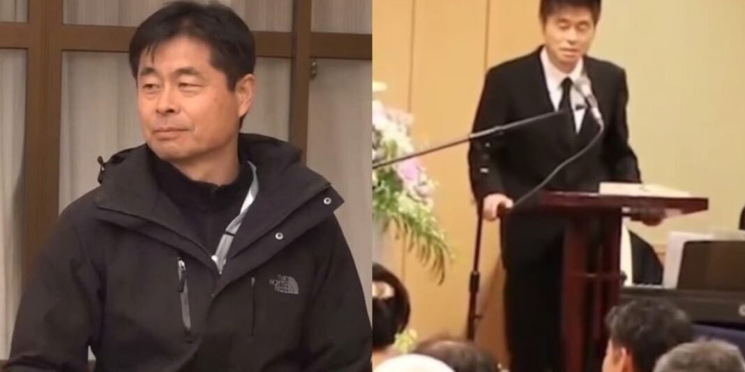 Homem japonês em um cemitério tradicional japonês onde se destaca uma cruz cristã.