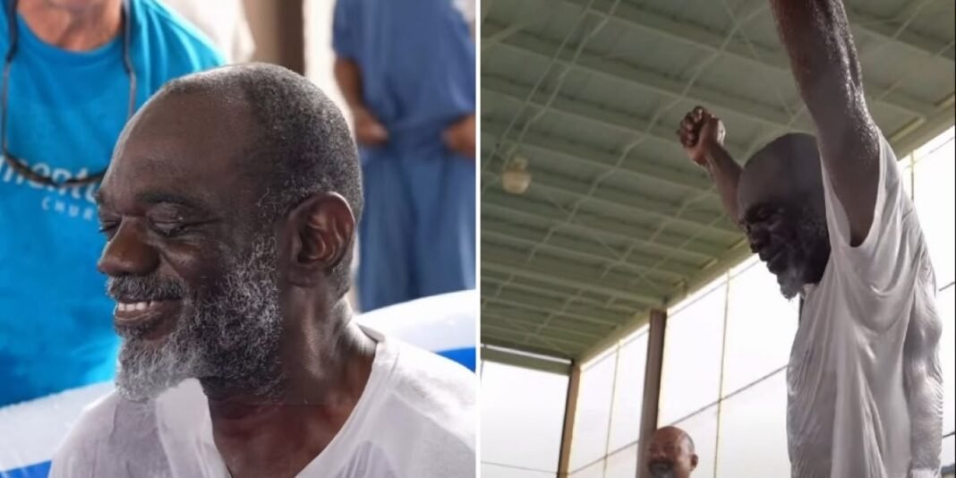 Detento sendo batizado em uma piscina no pátio de uma prisão nos Estados Unidos