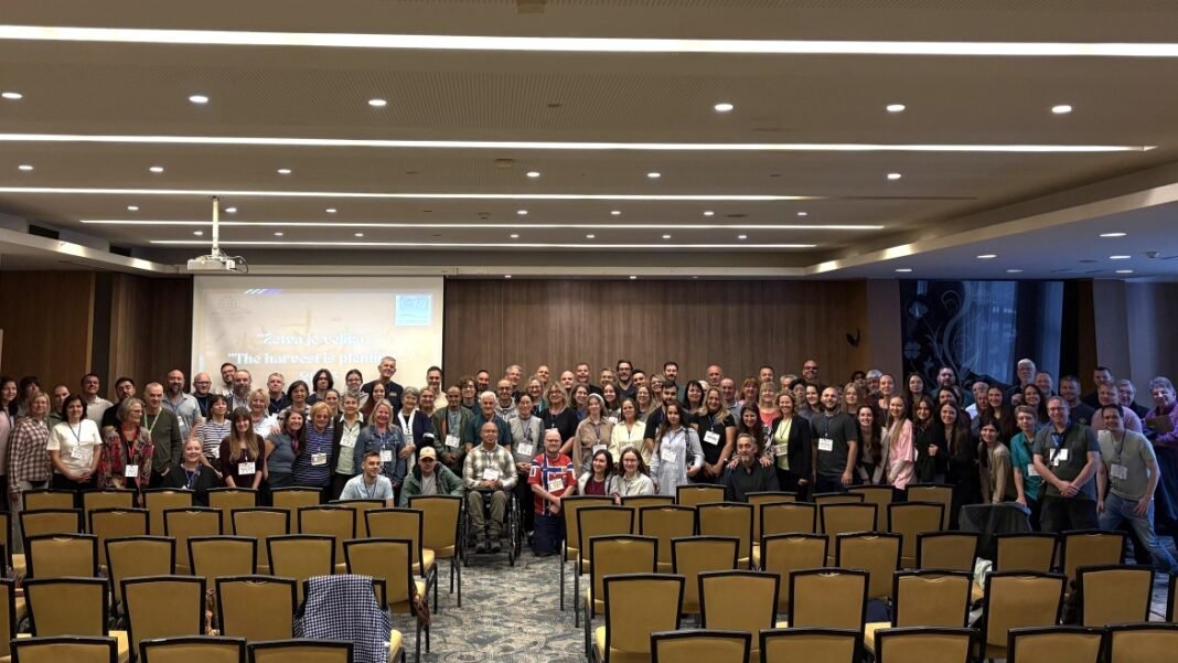 Participantes da conferência regional de evangelismo em Sarajevo durante sessão plenária.