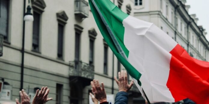 Missionários e voluntários conversando em uma rua de Roma