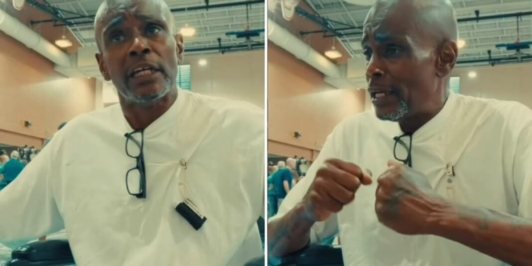 Homem segurando uma Bíblia em uma capela prisional.