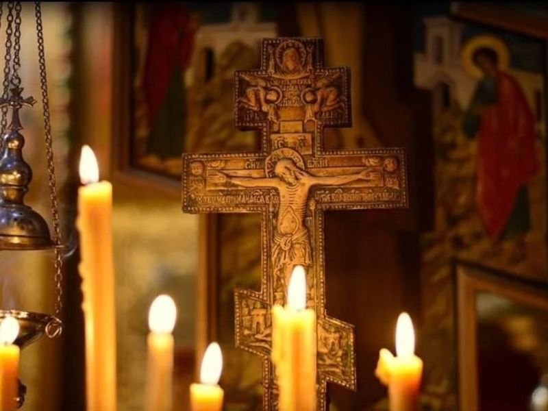 Interior de uma igreja antiga no Oriente Médio com luz natural