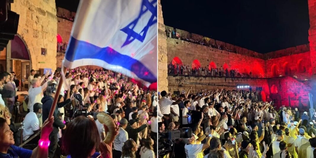 Grupo de cristãos de várias nações reunidos em adoração na Torre de Davi, em Jerusalém.