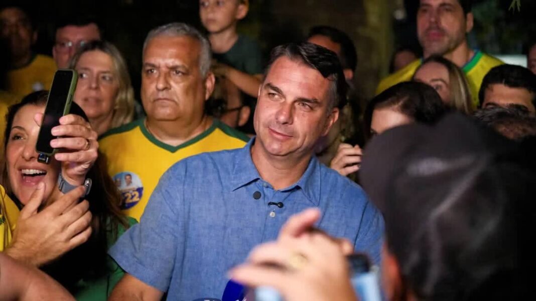 Flávio Bolsonaro em ato de campanha eleitoral após o primeiro turno